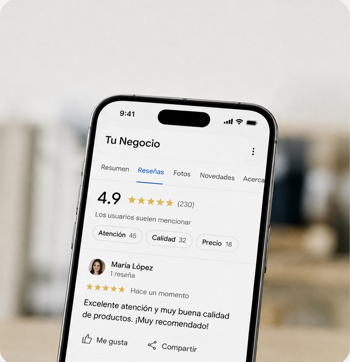 Celular mostrando una reseña de 5 estrellas publicada en el perfil de Google